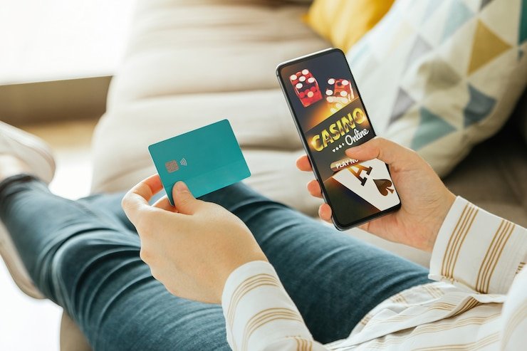Pengguna melakukan login aman pada perangkat mobile dengan fitur keamanan lengkap